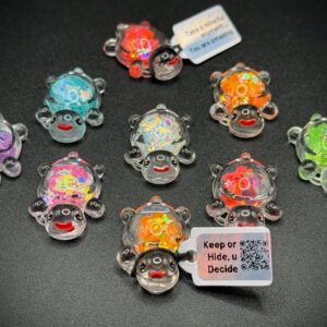 Mini Glitter Turtle with Magnet or Suction Cup Base – Personalized Tag with Optional QR Code – Sparkly Collectible for Cruise Hides, Jeeps